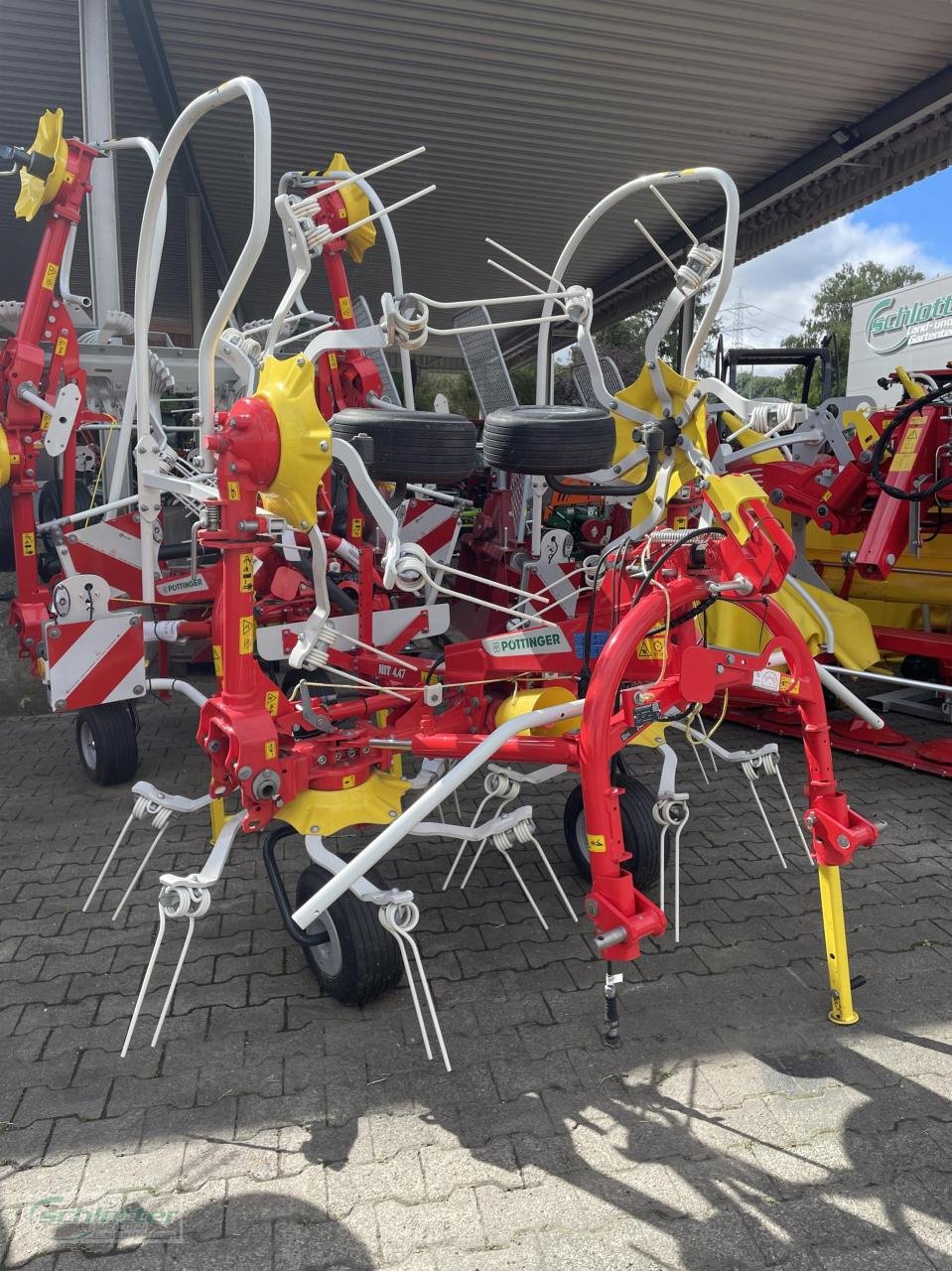 Kreiselheuer des Typs Pöttinger HIT 4.47, Neumaschine in Idstein-Wörsdorf (Bild 2)