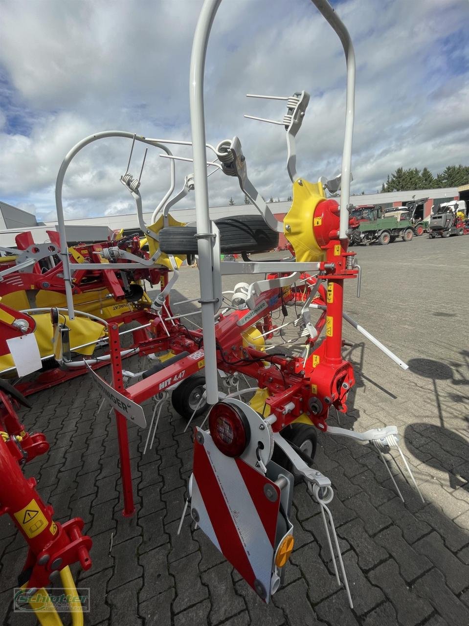 Kreiselheuer des Typs Pöttinger HIT 4.47, Neumaschine in Idstein-Wörsdorf (Bild 4)