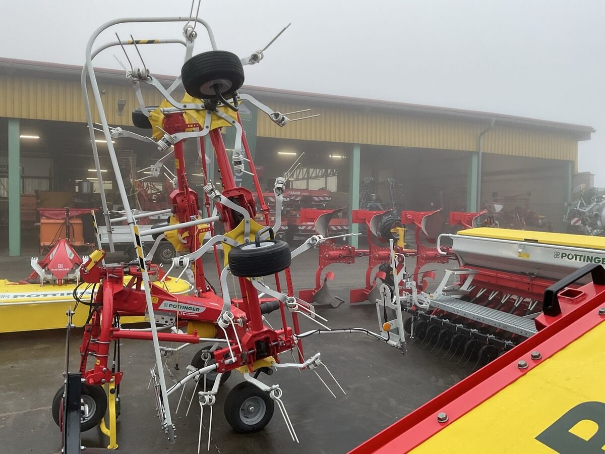 Kreiselheuer of the type Pöttinger Hit 6.69, Neumaschine in Zwettl (Picture 9)