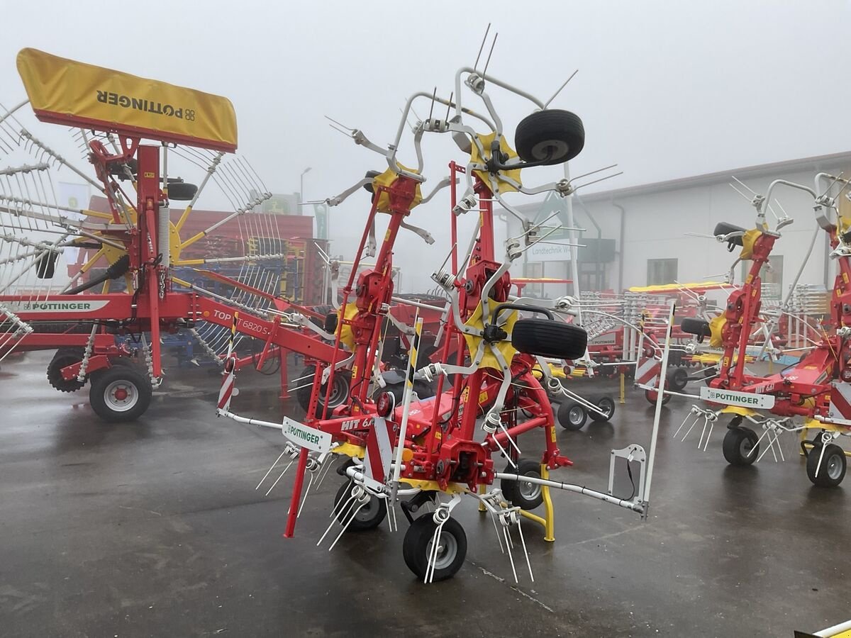 Kreiselheuer of the type Pöttinger Hit 6.69, Neumaschine in Zwettl (Picture 3)