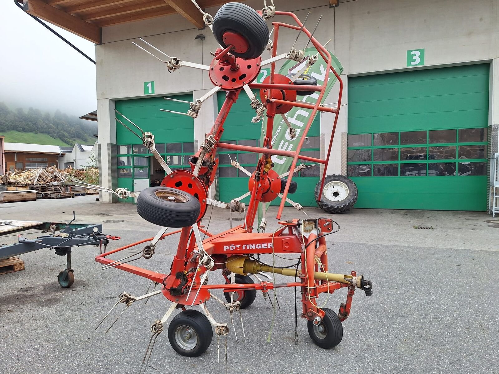 Kreiselheuer des Typs Pöttinger Hit 69 N, Gebrauchtmaschine in Bramberg (Bild 2)
