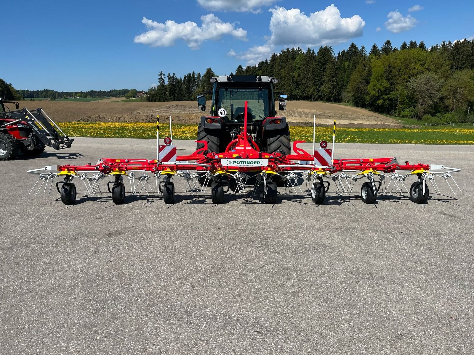 Kreiselheuer des Typs Pöttinger HIT 8.81, Neumaschine in NATTERNBACH (Bild 1)