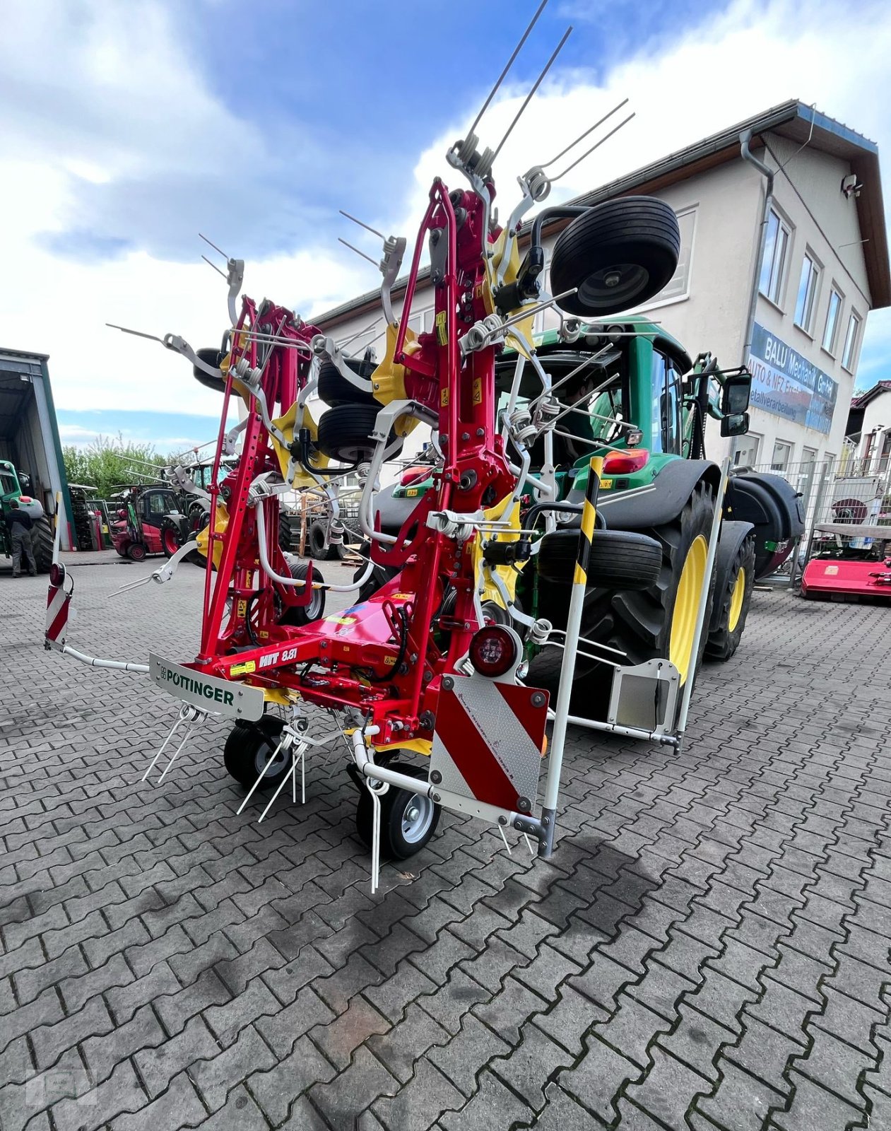 Kreiselheuer of the type Pöttinger Hit 8.81, Neumaschine in Gross-Bieberau (Picture 1)