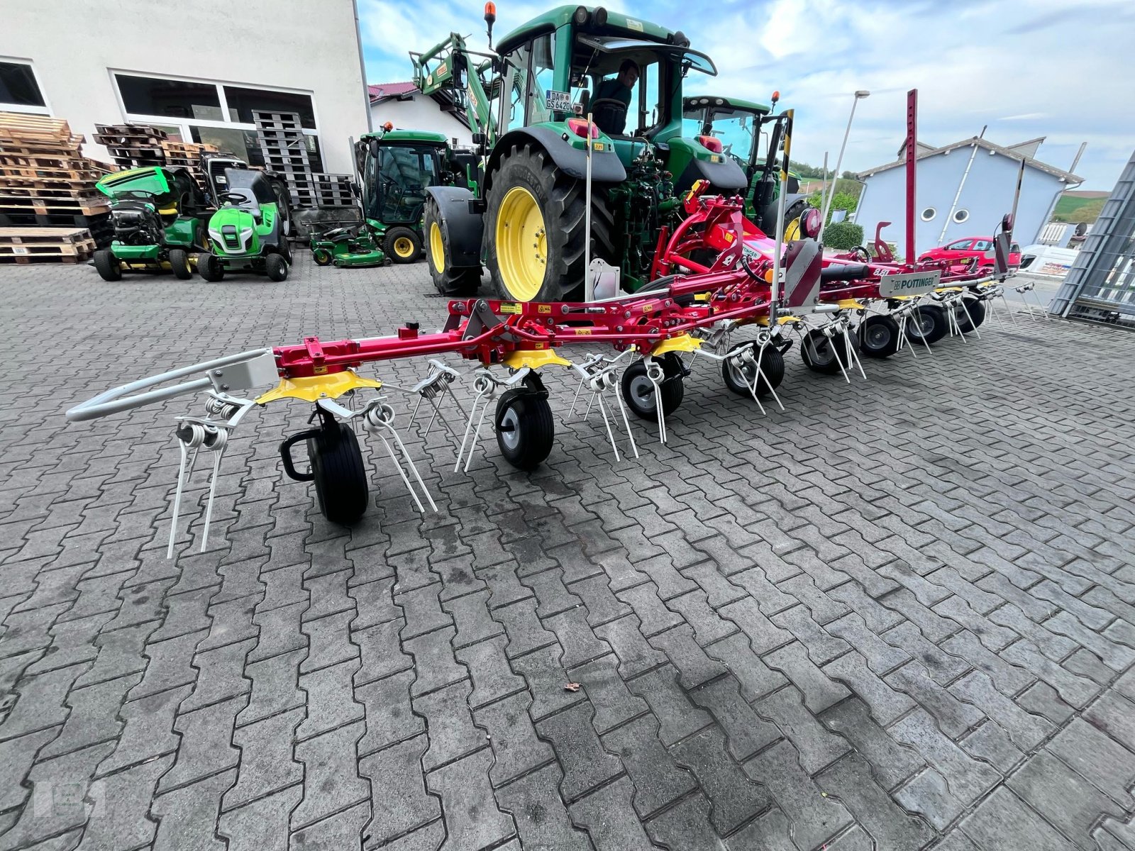 Kreiselheuer of the type Pöttinger Hit 8.81, Neumaschine in Gross-Bieberau (Picture 4)