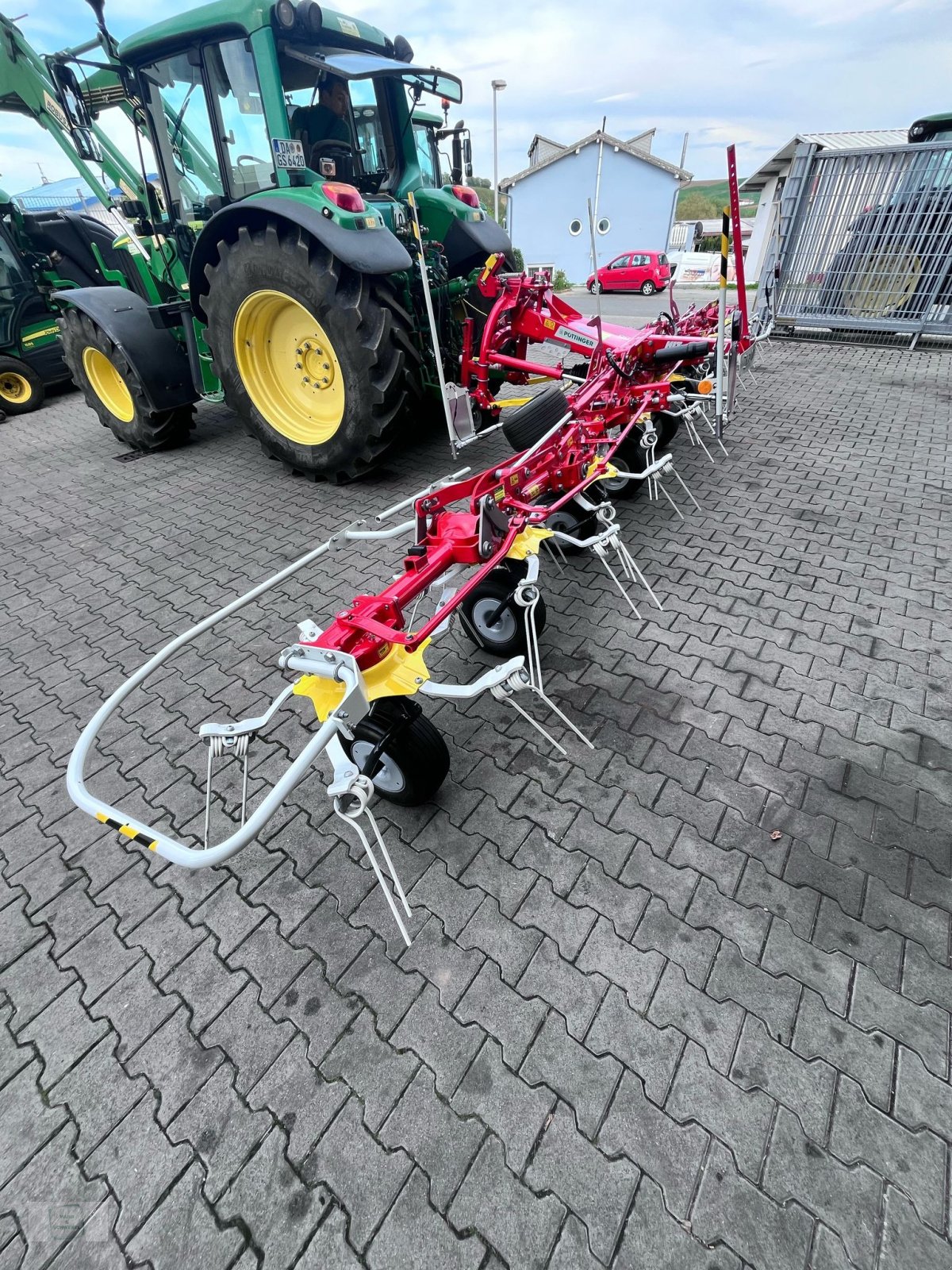 Kreiselheuer of the type Pöttinger Hit 8.81, Neumaschine in Gross-Bieberau (Picture 5)