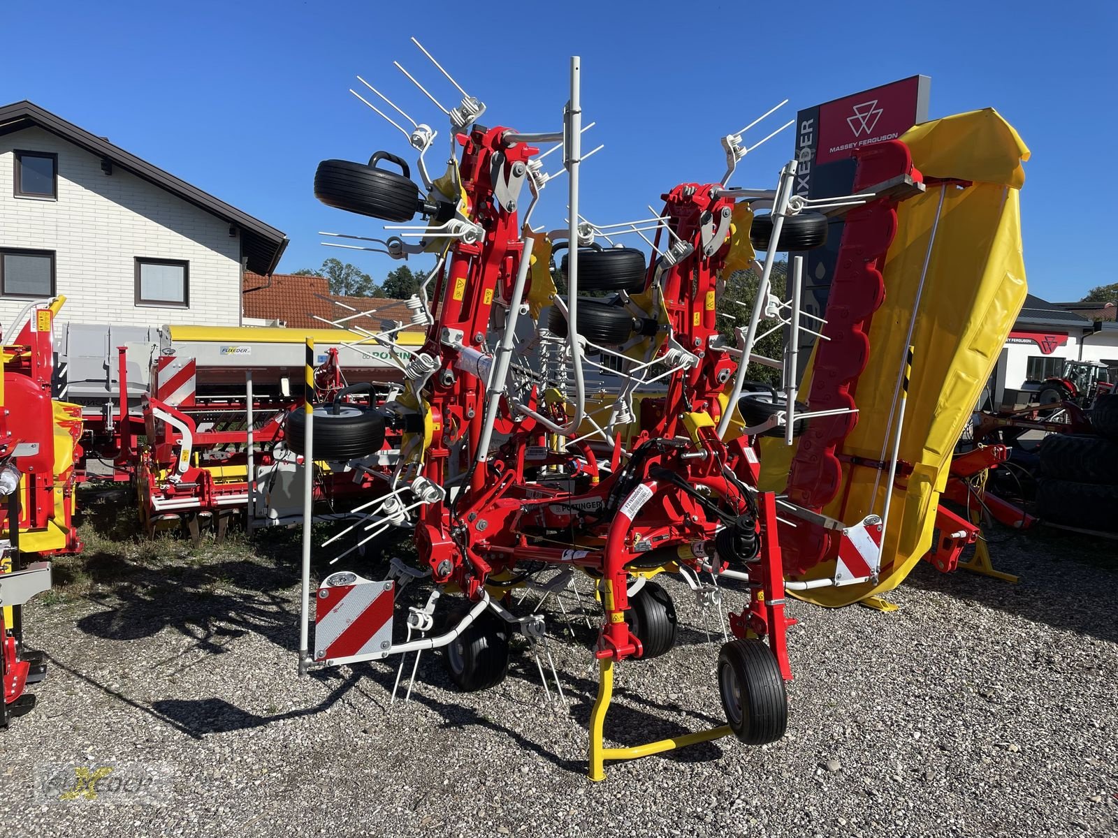Kreiselheuer des Typs Pöttinger Hit 8.81, Neumaschine in Pattigham (Bild 1)