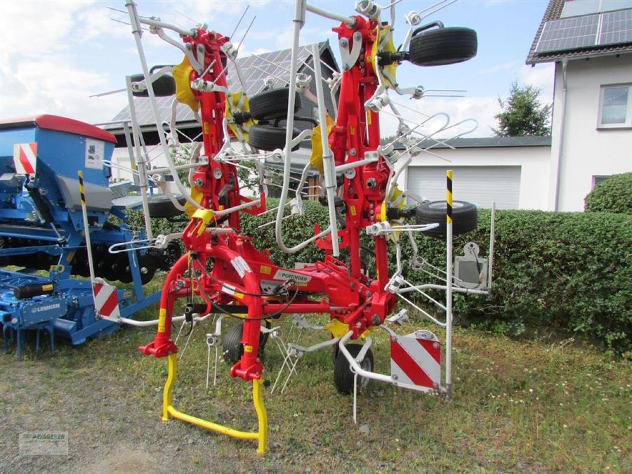 Kreiselheuer des Typs Pöttinger Hit 8.91, Neumaschine in Bad Wildungen - Wega (Bild 1)