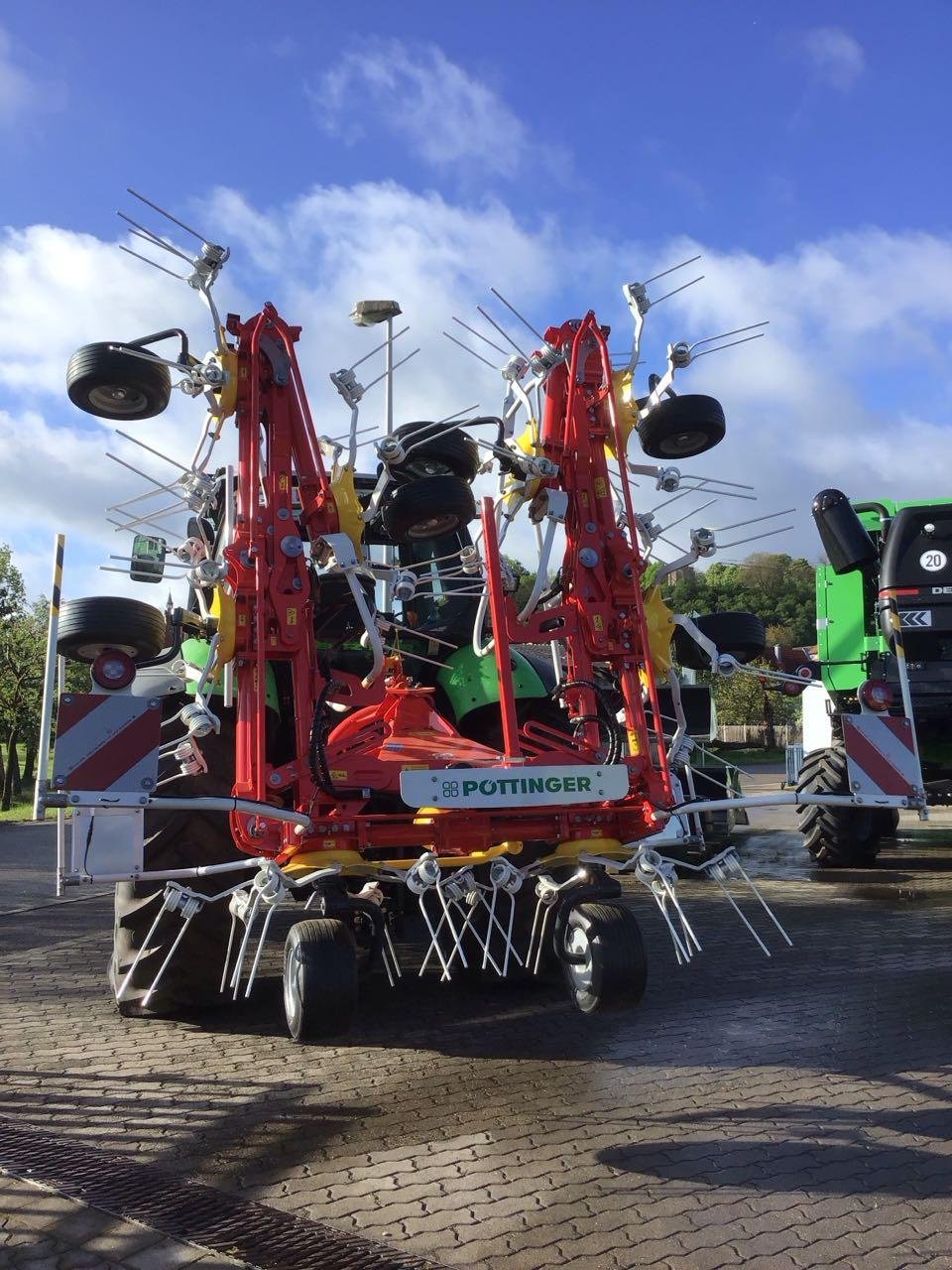 Kreiselheuer des Typs Pöttinger Hit 8.91, Neumaschine in Burgbernheim (Bild 1)