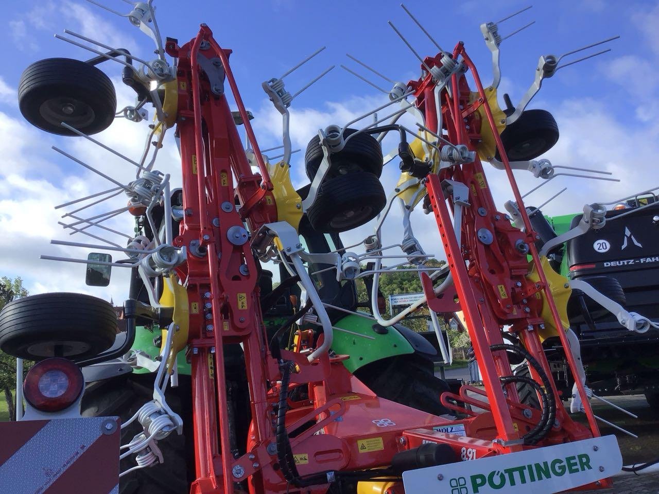 Kreiselheuer des Typs Pöttinger Hit 8.91, Neumaschine in Burgbernheim (Bild 2)