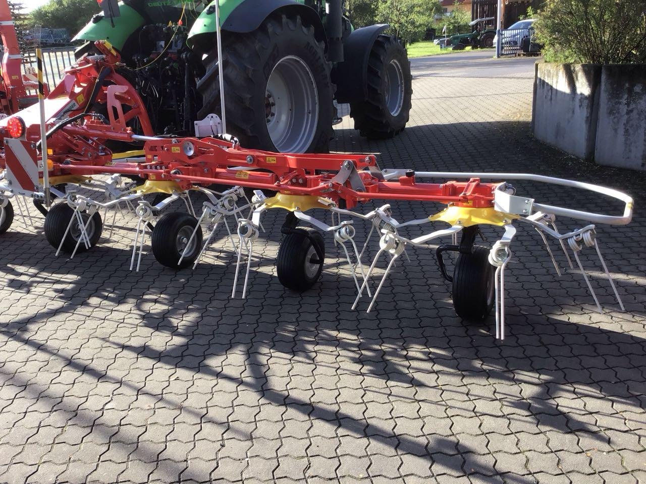 Kreiselheuer des Typs Pöttinger Hit 8.91, Neumaschine in Burgbernheim (Bild 11)