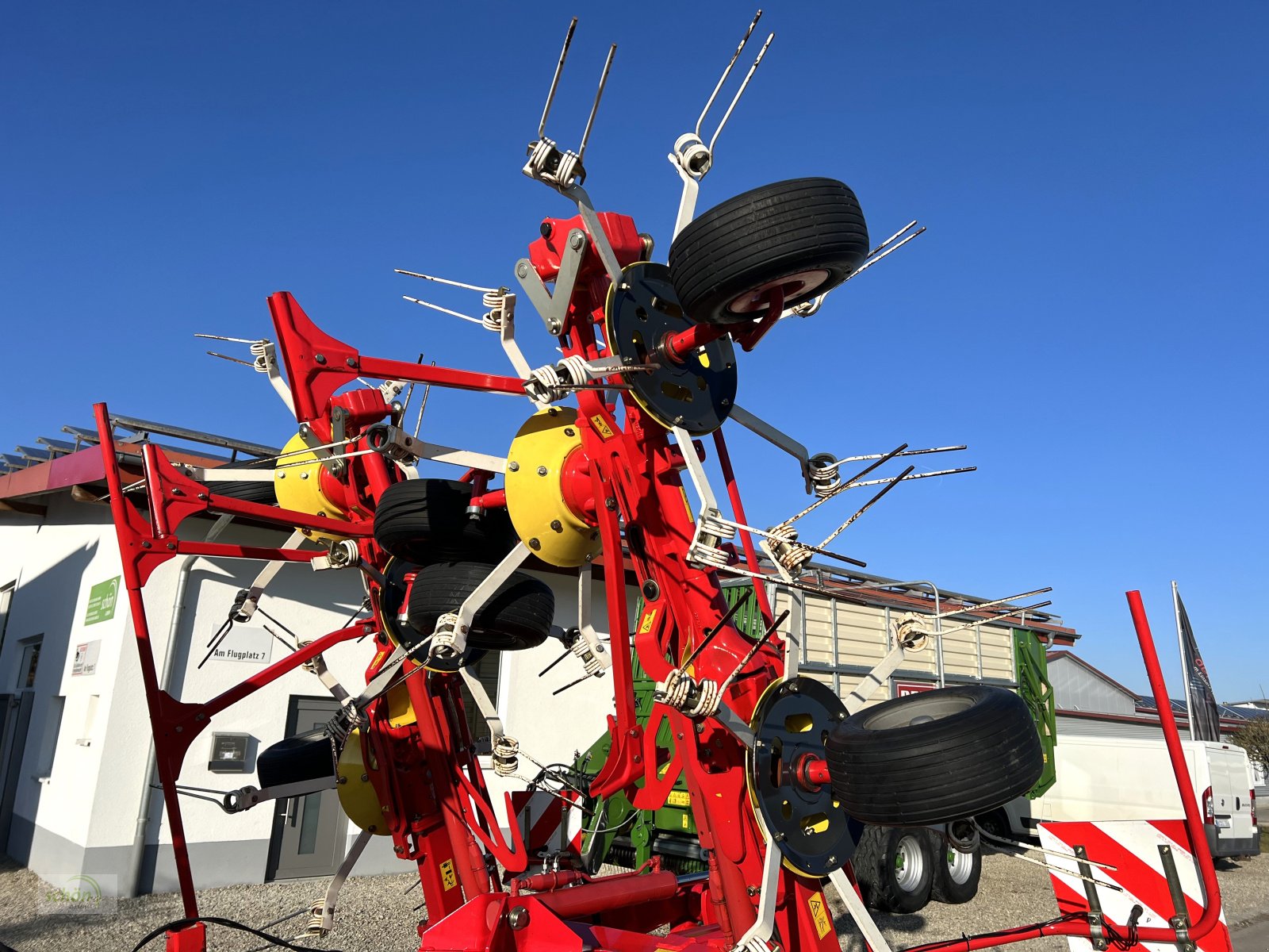 Kreiselheuer typu Pöttinger Hit 910 AZ - ein 8-er Kreiselheuer mit hydraulisch-klappbarem Transportfahrgestell, Gebrauchtmaschine v Burgrieden (Obrázek 4)