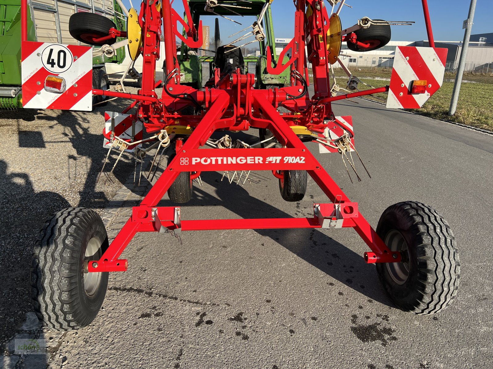 Kreiselheuer typu Pöttinger Hit 910 AZ - ein 8-er Kreiselheuer mit hydraulisch-klappbarem Transportfahrgestell, Gebrauchtmaschine v Burgrieden (Obrázek 13)