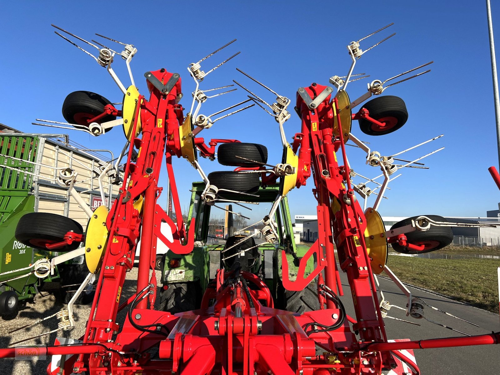 Kreiselheuer типа Pöttinger Hit 910 AZ - ein 8-er Kreiselheuer mit hydraulisch-klappbarem Transportfahrgestell, Gebrauchtmaschine в Burgrieden (Фотография 10)