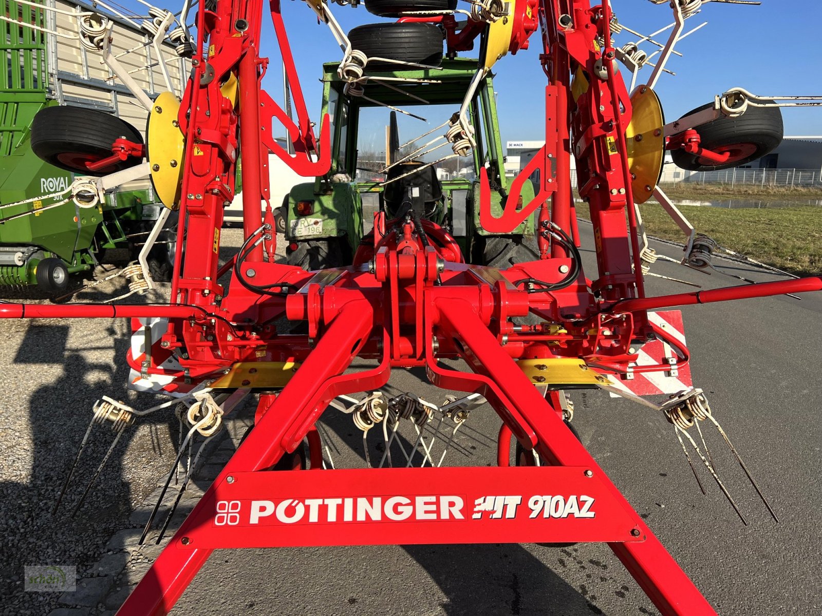 Kreiselheuer типа Pöttinger Hit 910 AZ - ein 8-er Kreiselheuer mit hydraulisch-klappbarem Transportfahrgestell, Gebrauchtmaschine в Burgrieden (Фотография 12)