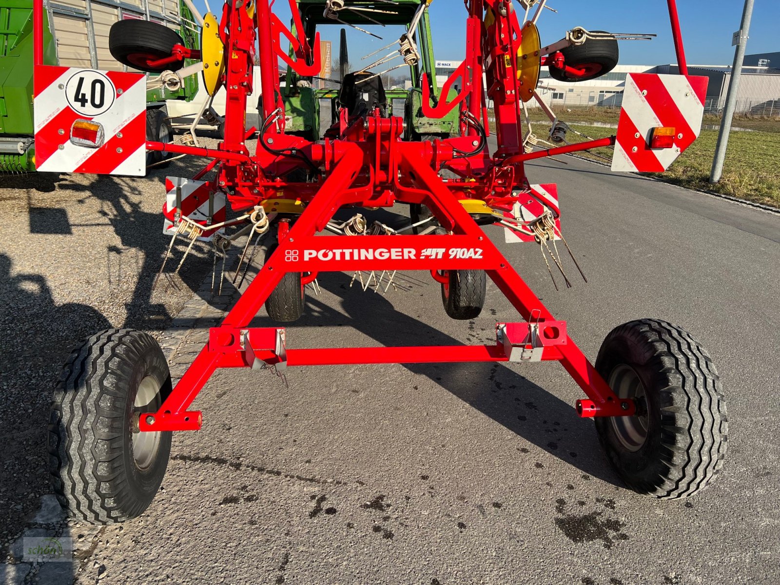 Kreiselheuer типа Pöttinger Hit 910 AZ - ein 8-er Kreiselheuer mit hydraulisch-klappbarem Transportfahrgestell, Gebrauchtmaschine в Burgrieden (Фотография 13)