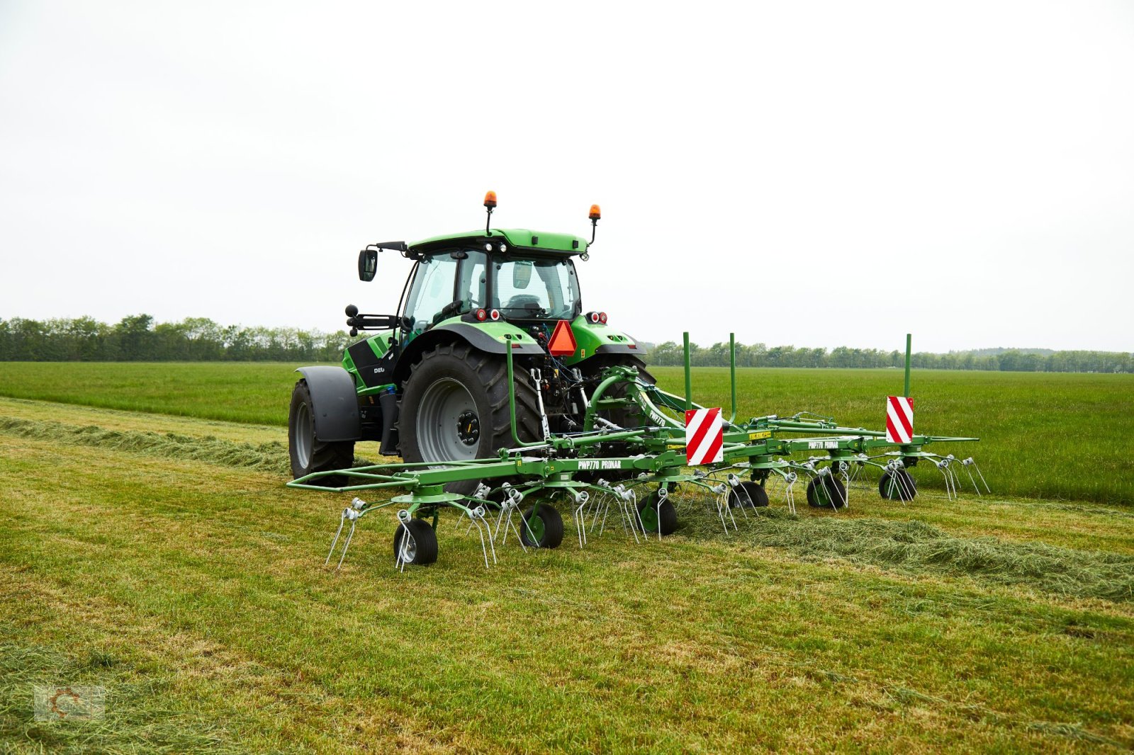 Kreiselheuer des Typs PRONAR PWP 770 6-Kreisel 7,70m Heuwender, Neumaschine in Tiefenbach (Bild 3)