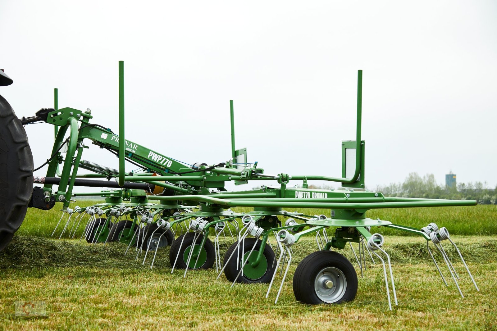 Kreiselheuer des Typs PRONAR PWP 770 6-Kreisel 7,70m Heuwender, Neumaschine in Tiefenbach (Bild 5)