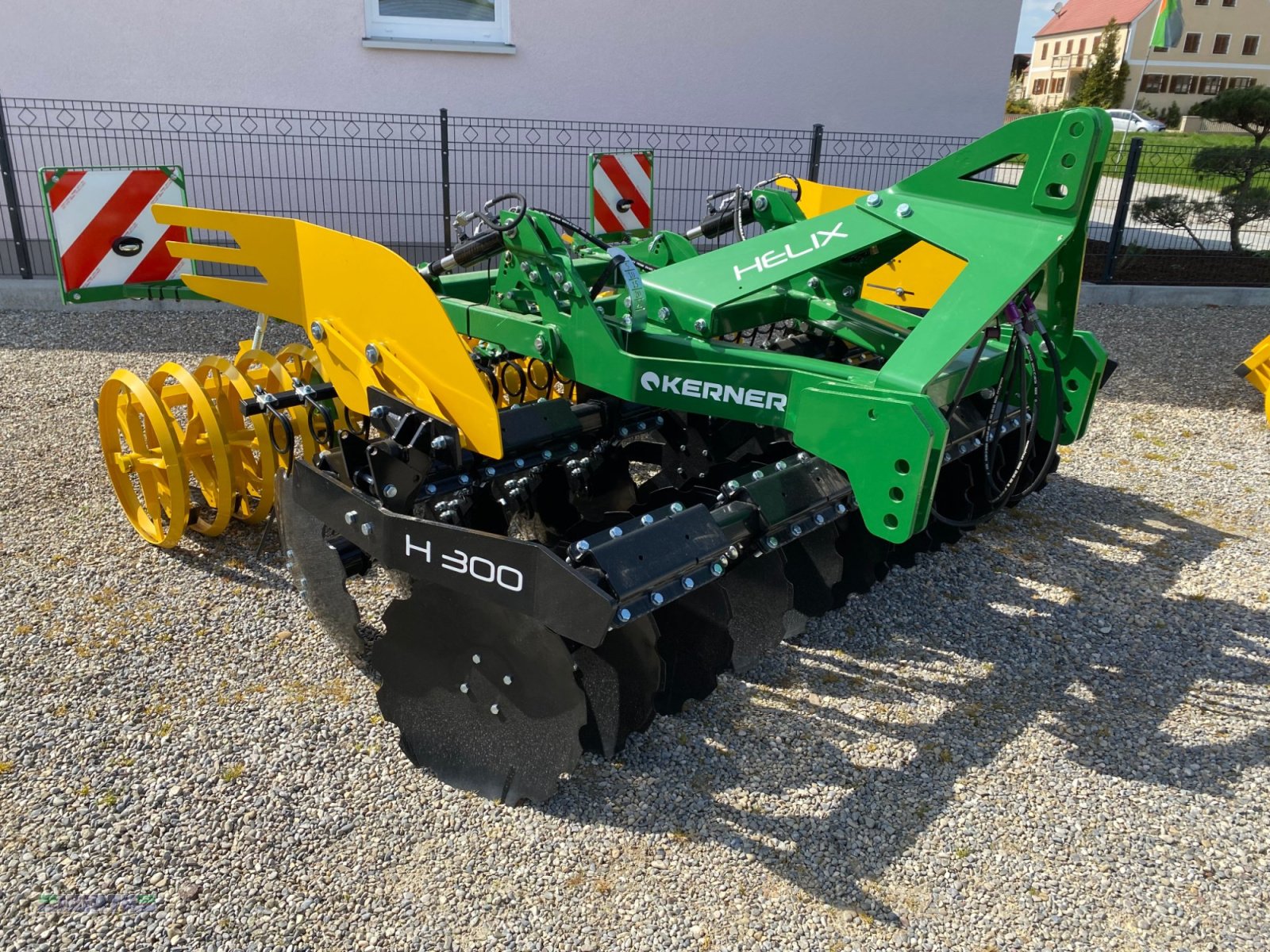 Kurzscheibenegge des Typs Kerner Helix H 300, Frühbezug 8 % Sonderrabatt, Neumaschine in Buchdorf (Bild 3)