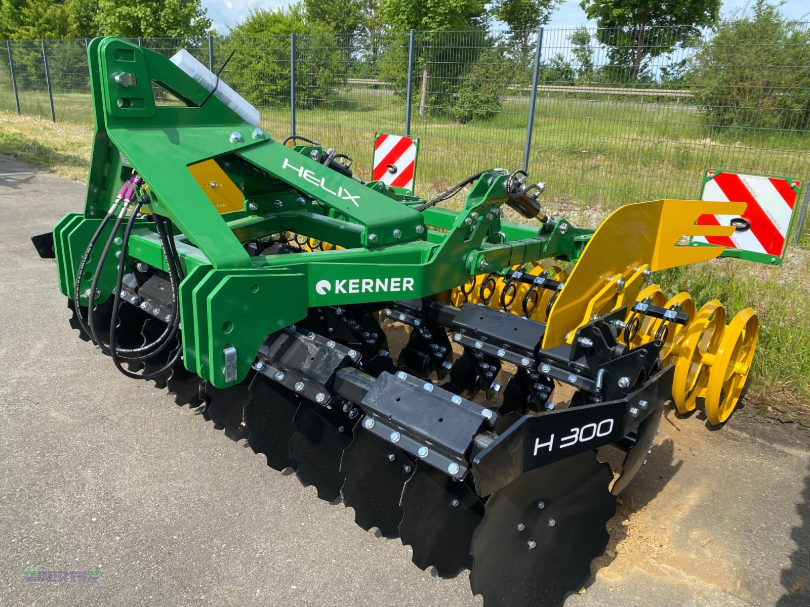 Kurzscheibenegge des Typs Kerner Helix H 300, Frühbezug 8 % Sonderrabatt, Neumaschine in Buchdorf (Bild 1)