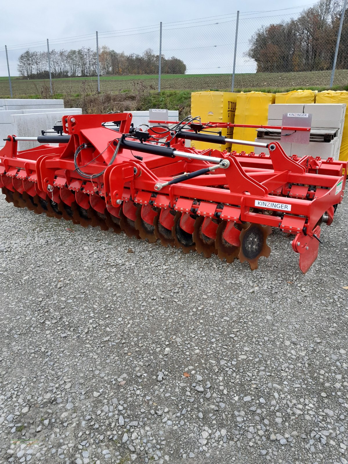 Kurzscheibenegge des Typs Kinzinger Milan, Neumaschine in Ingelfingen-Stachenhausen (Bild 1)
