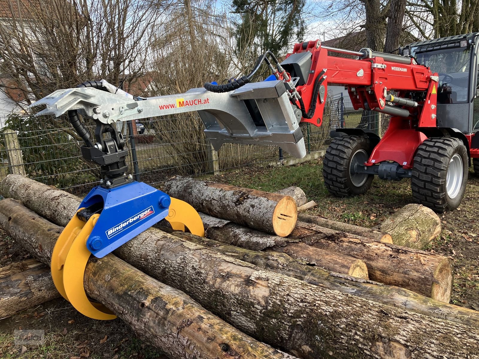Ladekrane & Rückezange des Typs Binderberger Holzzange für Hoftrac und Frontlader, Neumaschine in Burgkirchen (Bild 1)