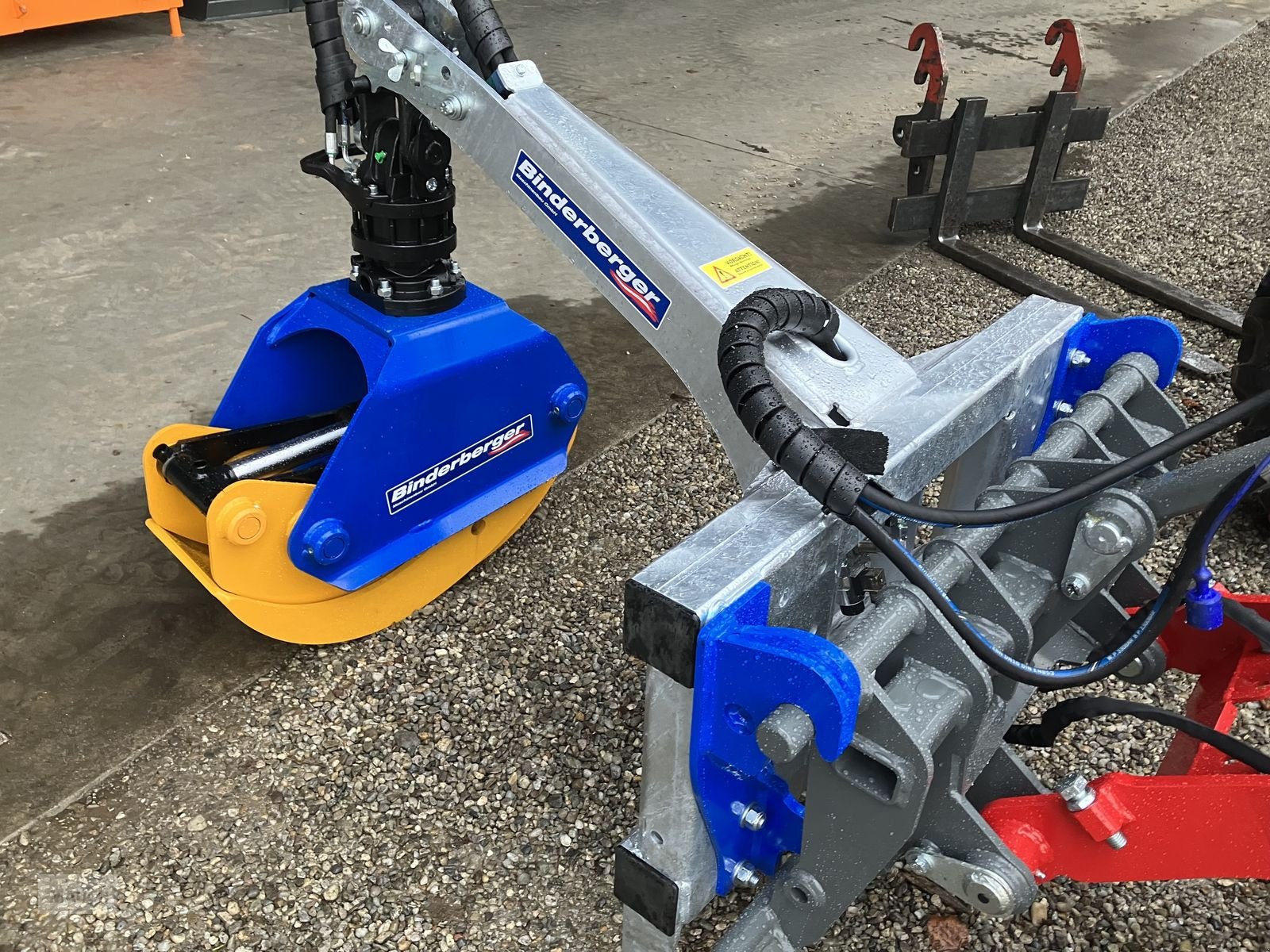 Ladekrane & Rückezange des Typs Binderberger Holzzange für Hoftrac und Frontlader, Neumaschine in Burgkirchen (Bild 4)