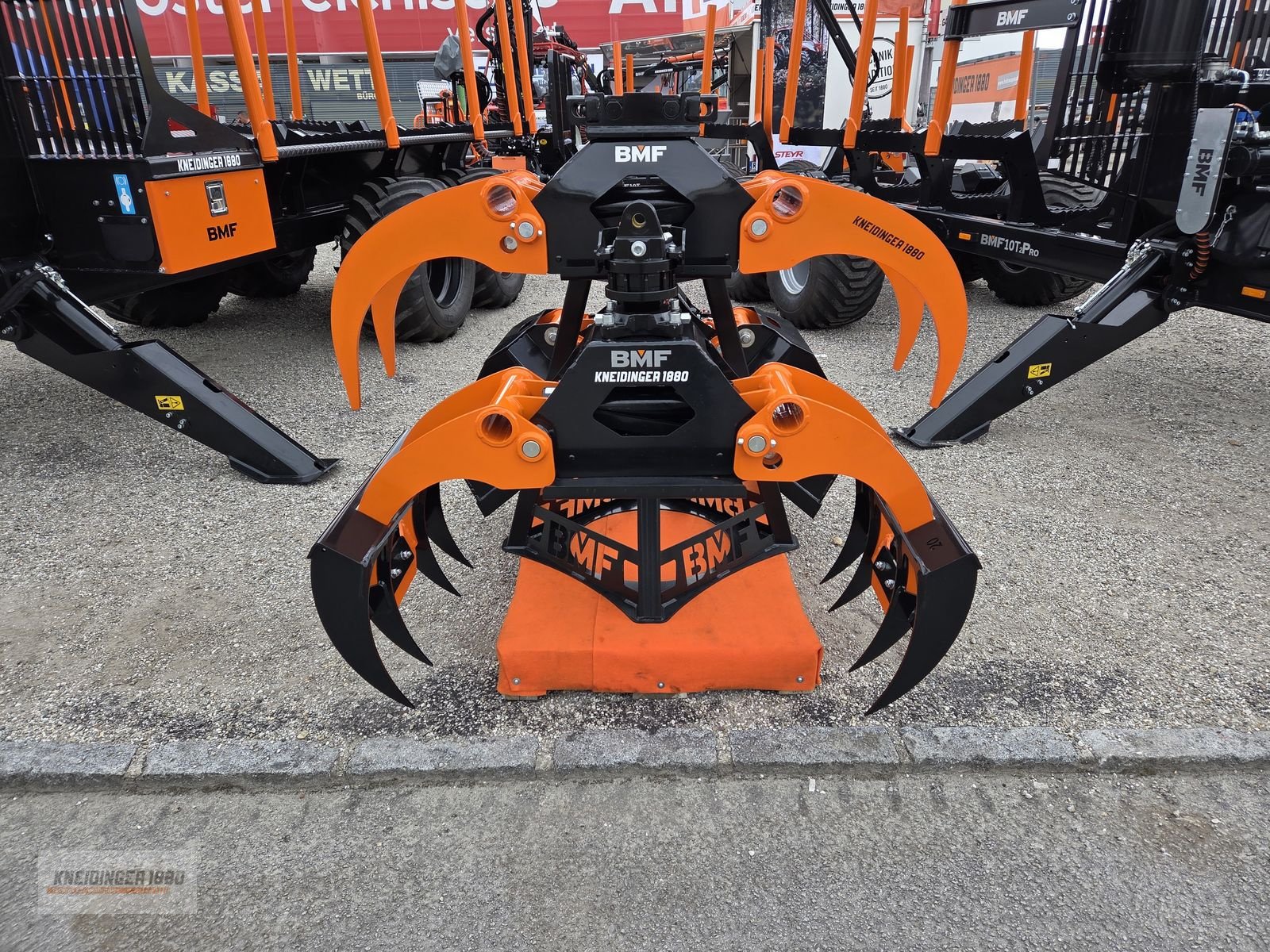 Ladekrane & Rückezange des Typs BMF Diverse Zangenaufsätze, Neumaschine in Altenfelden (Bild 2)