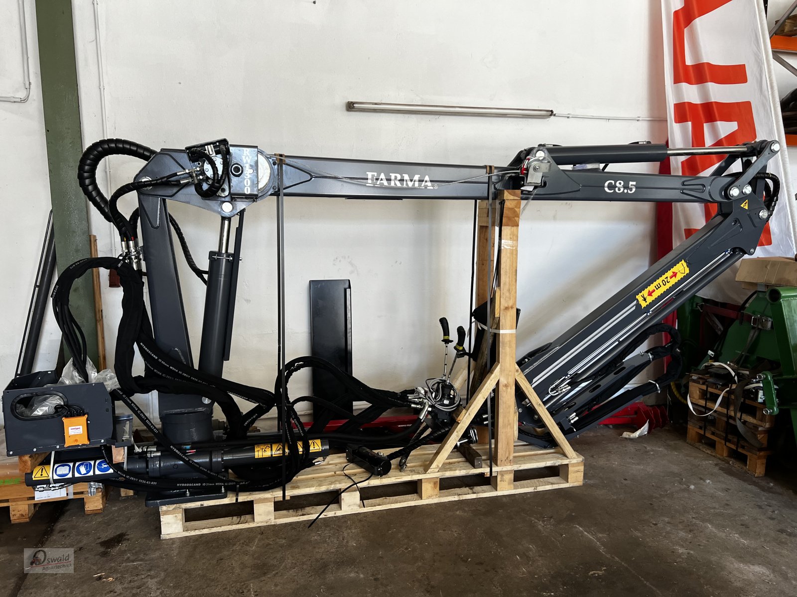 Ladekrane & Rückezange typu Farma C8,5, Neumaschine v Regen (Obrázek 1)