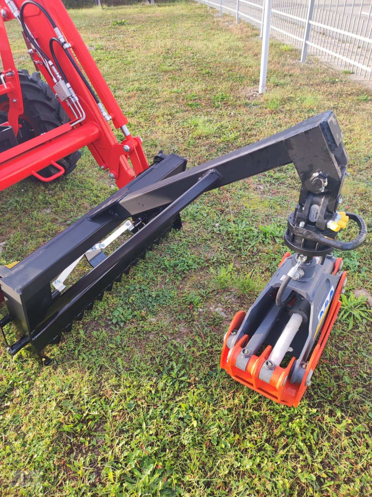 Ladekrane & Rückezange des Typs Farma Frontladerverladezange Rückezange Hydraulisch Frontanbau mit FARMA Greifer 016 GII, Neumaschine in Bad Abbach-Dünzling (Bild 3)