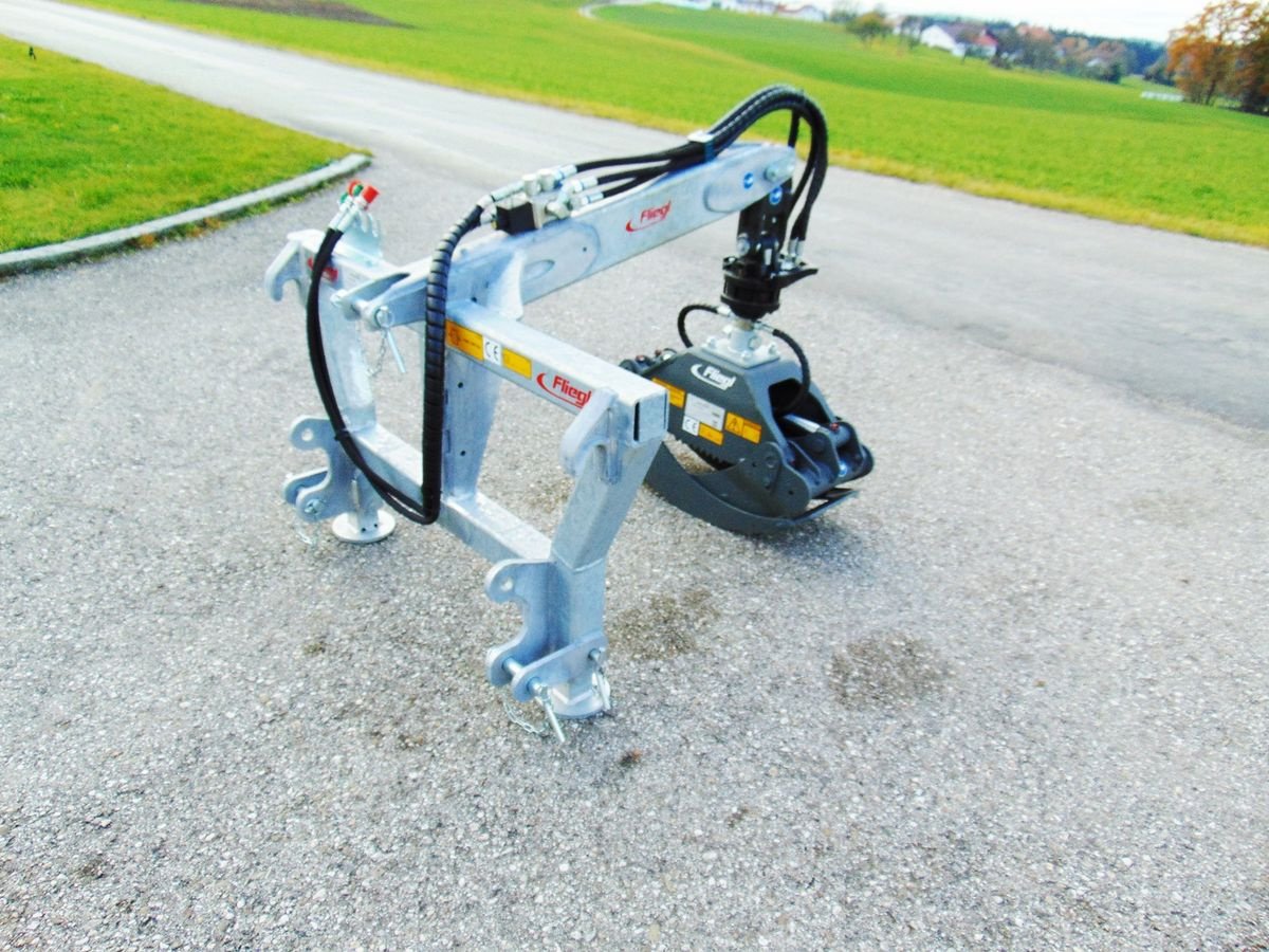 Ladekrane & Rückezange des Typs Fliegl Holzzange 1300 mit Rotator und Kombiaufnahme, Neumaschine in Neukirchen am Walde  (Bild 4)