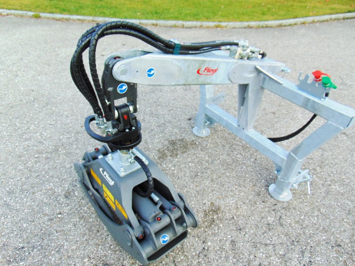 Ladekrane & Rückezange des Typs Fliegl Holzzange 1300 mit Rotator und Kombiaufnahme, Neumaschine in Neukirchen am Walde  (Bild 7)