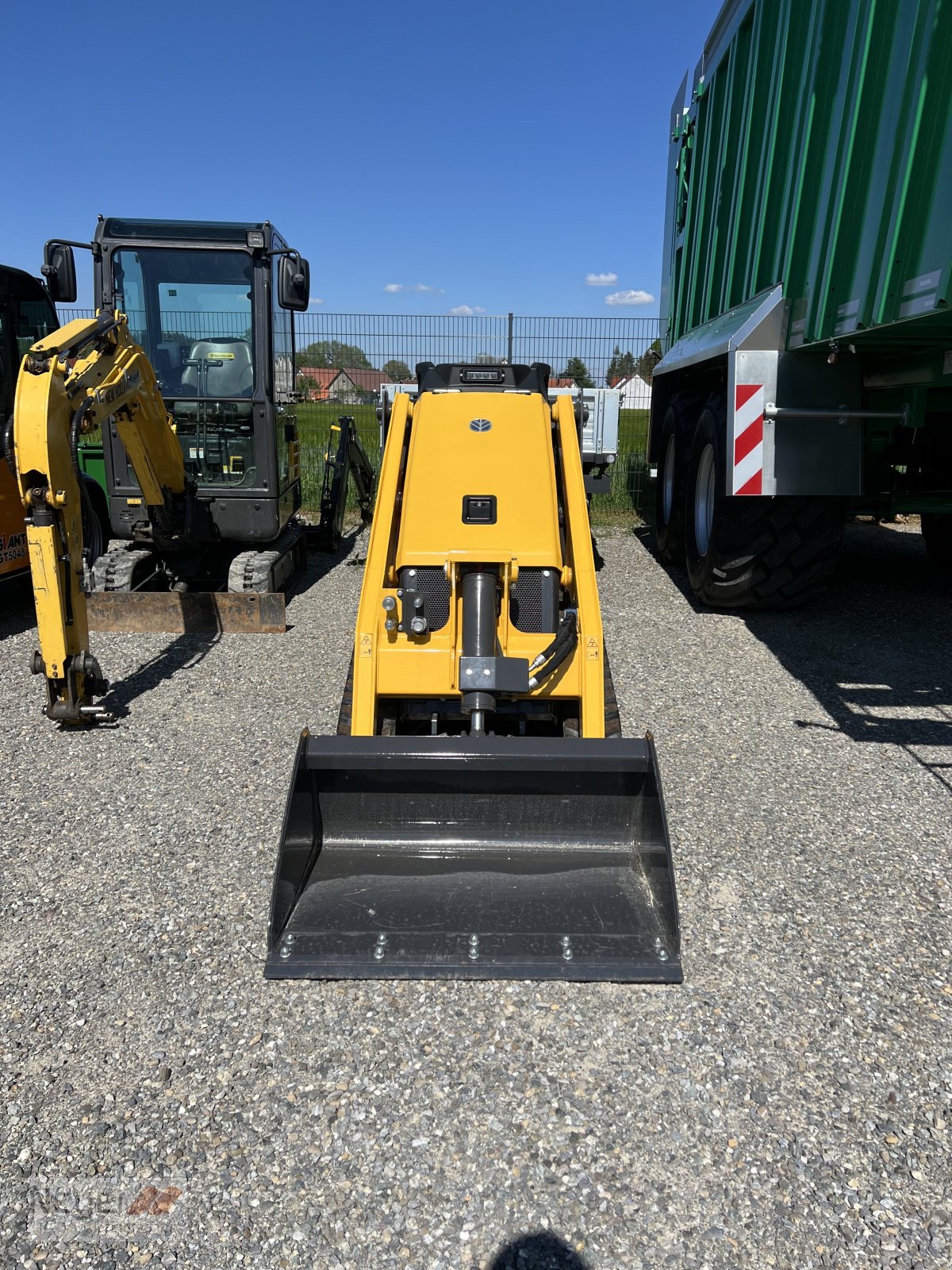 Laderaupe des Typs New Holland C314, Neumaschine in Bad Waldsee Mennisweiler (Bild 3)