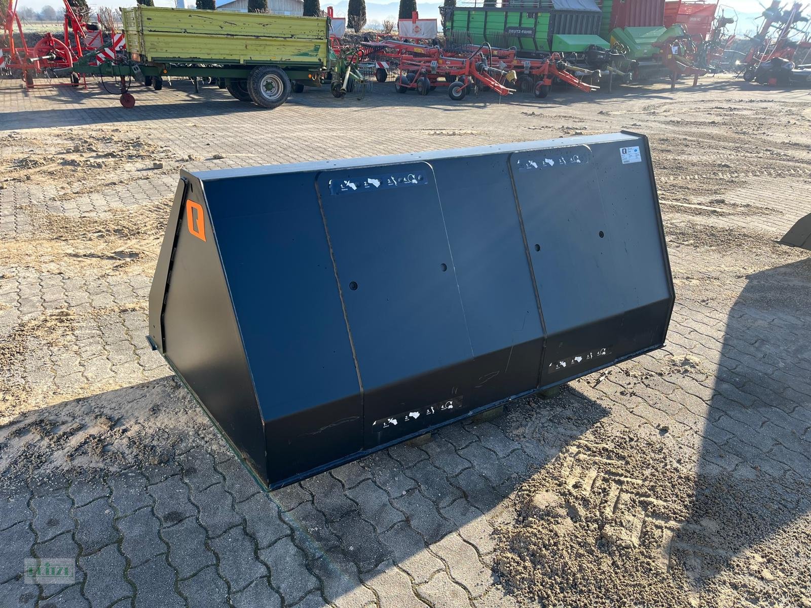 Ladeschaufel des Typs Alö 220 GL+, Neumaschine in Bruckmühl (Bild 4)