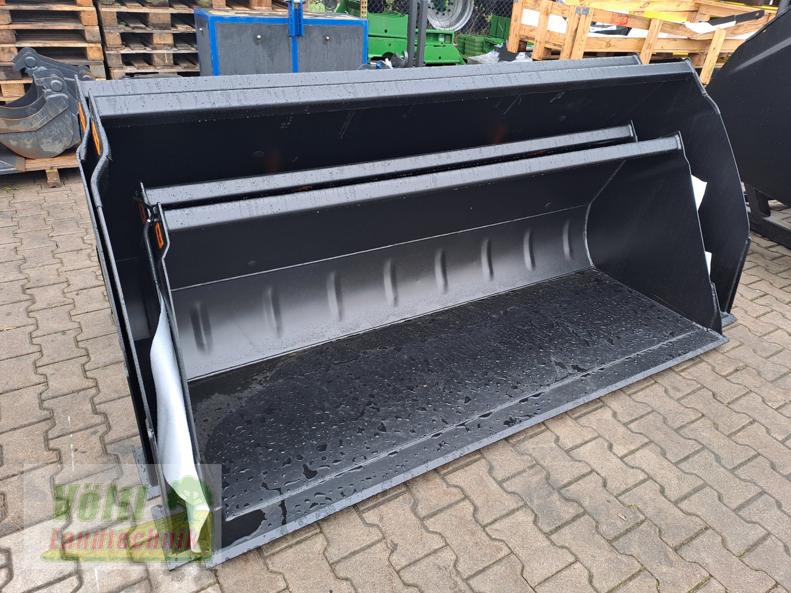 Ladeschaufel des Typs Alö GM 215 Euro, Neumaschine in Hutthurm bei Passau (Bild 1)