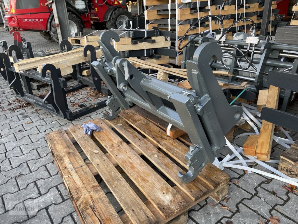 Ladeschaufel des Typs Bressel & Lade Adapter von Kramer auf Dreipunkt verstellbar, Neumaschine in Burgkirchen (Bild 2)
