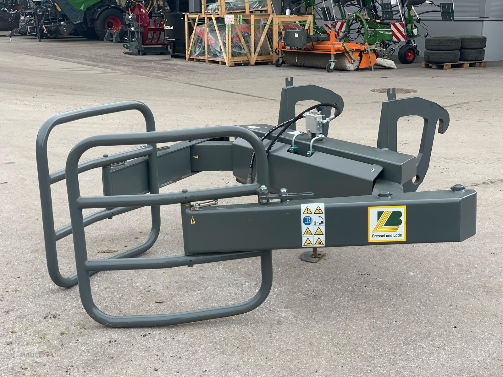 Ladeschaufel des Typs Bressel & Lade Rund- und Rechteck-Ballenzange LAGERABVERKAUF, Neumaschine in Burgkirchen (Bild 1)