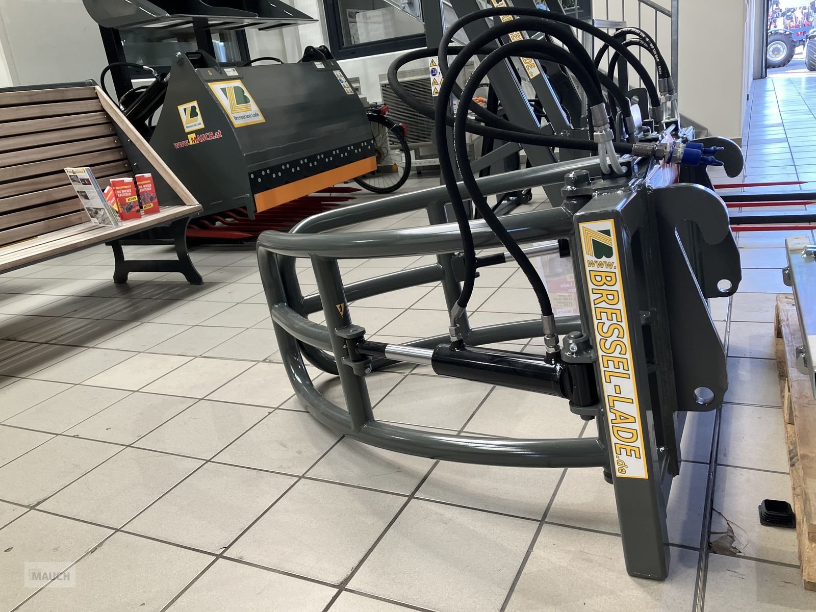 Ladeschaufel des Typs Bressel & Lade Rundballenzange, Neumaschine in Burgkirchen (Bild 4)