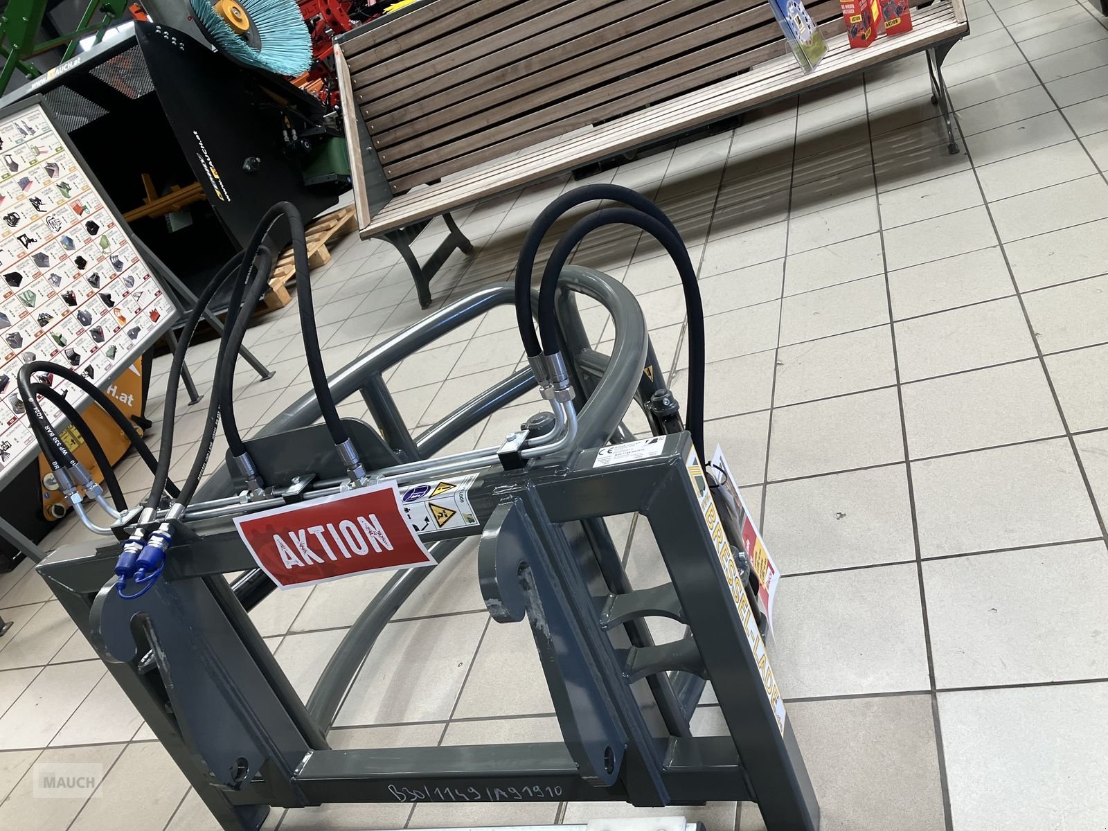 Ladeschaufel des Typs Bressel & Lade Rundballenzange, Neumaschine in Burgkirchen (Bild 6)