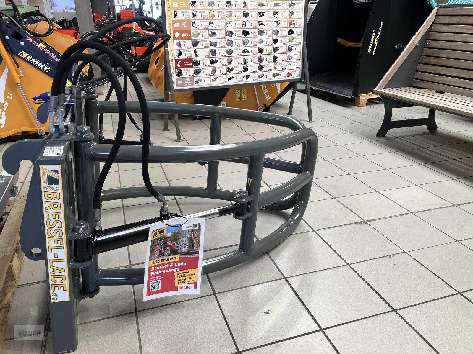 Ladeschaufel des Typs Bressel & Lade Rundballenzange, Neumaschine in Burgkirchen (Bild 2)