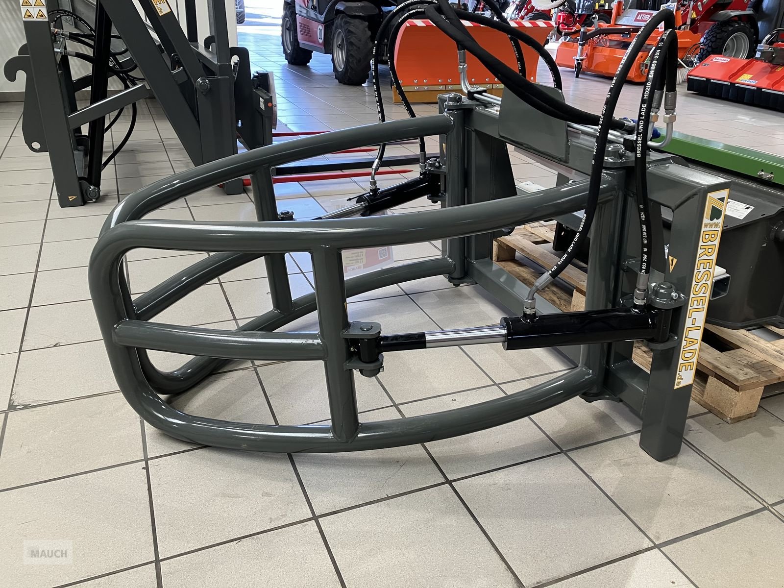 Ladeschaufel des Typs Bressel & Lade Rundballenzange, Neumaschine in Burgkirchen (Bild 1)