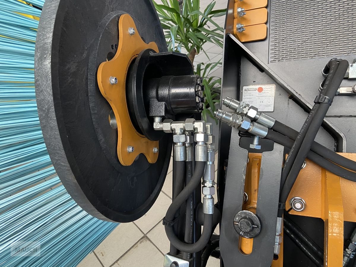 Ladeschaufel del tipo Emily Mini Dis Einstreugerät mit Seitenbesen, Gebrauchtmaschine In Burgkirchen (Immagine 2)