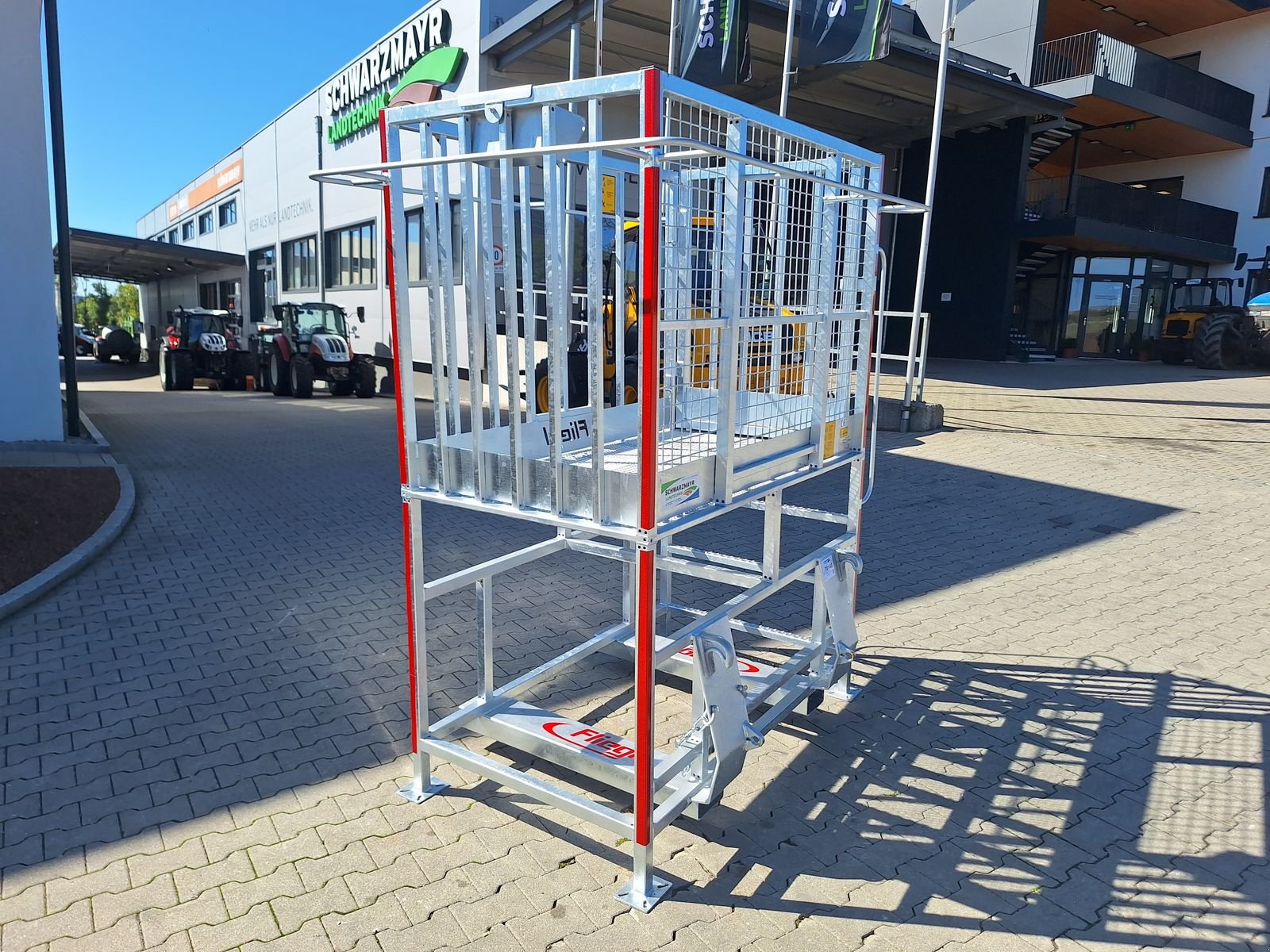 Ladeschaufel des Typs Fliegl AgroCenter Arbeitsbühne hoch, Neumaschine in Schlitters (Bild 3)