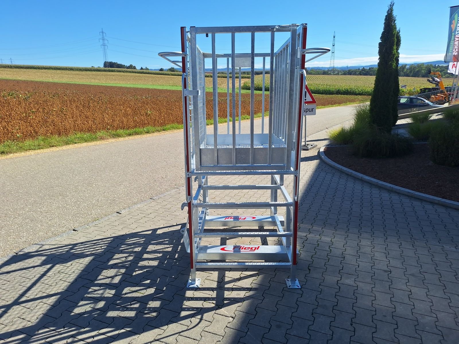 Ladeschaufel des Typs Fliegl AgroCenter Arbeitsbühne hoch, Neumaschine in Schlitters (Bild 9)