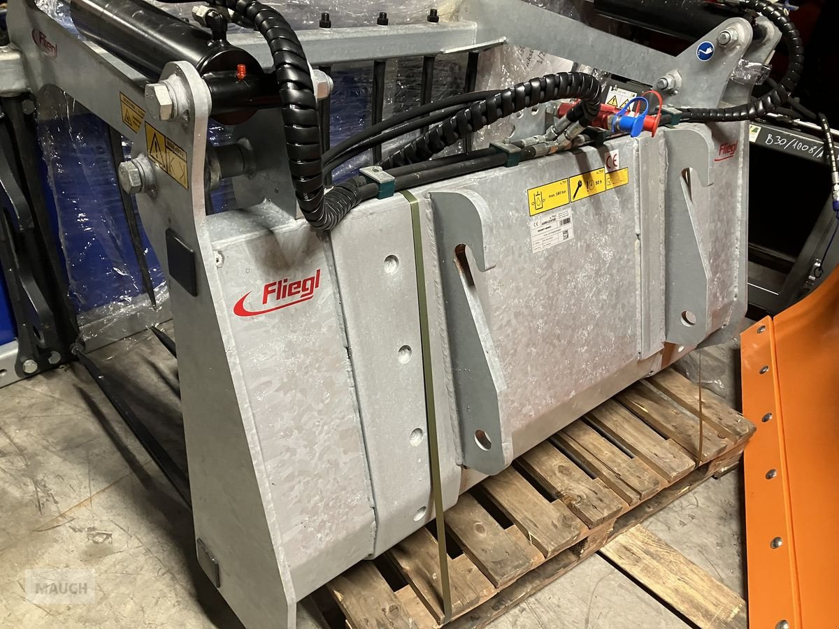 Ladeschaufel of the type Fliegl Dung- und Silagezange Weidemann Aufnahme, Neumaschine in Burgkirchen (Picture 3)