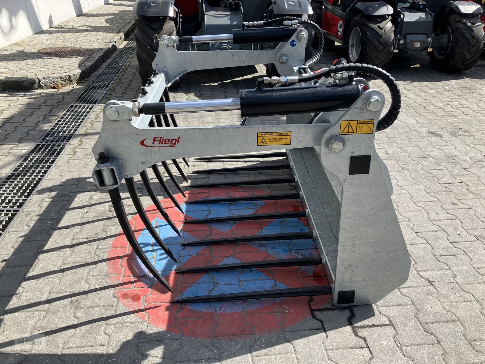 Ladeschaufel of the type Fliegl Dung- und Silagezange Weidemann Aufnahme, Neumaschine in Burgkirchen (Picture 1)