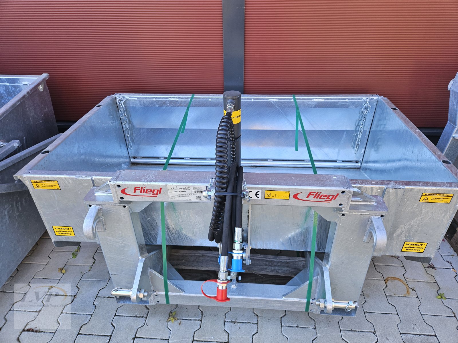 Ladeschaufel typu Fliegl Heck-u. Hochkippschaufel mit Pendelwand, Neumaschine v Hohenau (Obrázek 1)