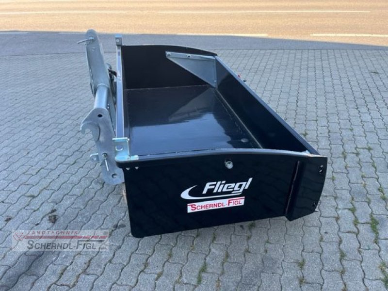 Ladeschaufel of the type Fliegl Heck-und Hochkippschaufel, Neumaschine in St.Margarethen (Picture 6)