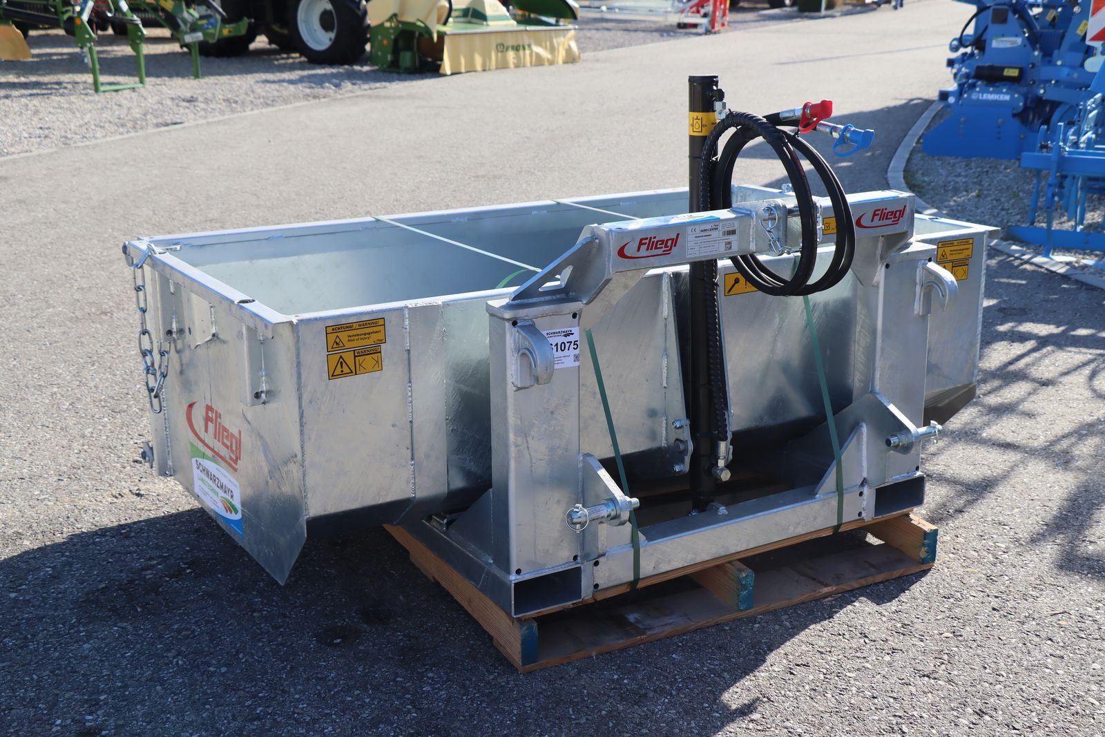 Ladeschaufel des Typs Fliegl Heckschaufel 1800Hyd, Neumaschine in Schlitters (Bild 4)