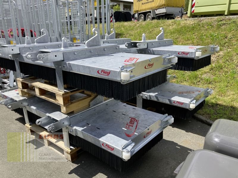 Ladeschaufel des Typs Fliegl KEHRBESEN LÖWE 2.500MM, Neumaschine in Hollfeld (Bild 3)