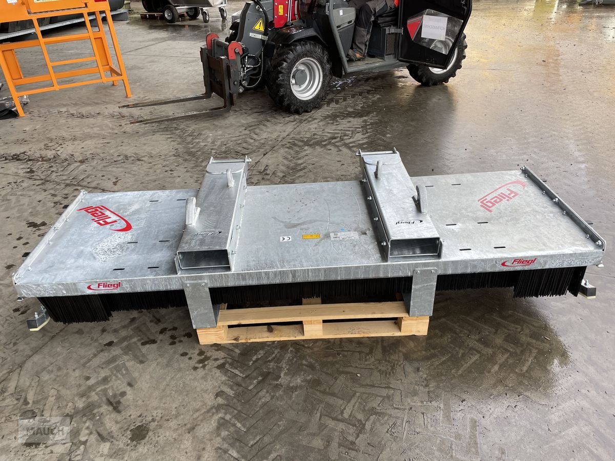 Ladeschaufel des Typs Fliegl Kehrbürste, Schiebebesen 2500mm mit Euro, Neumaschine in Burgkirchen (Bild 4)